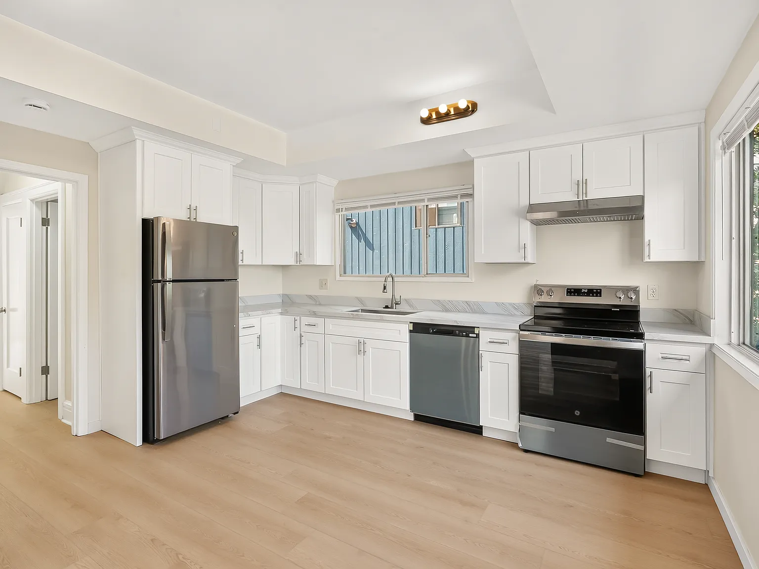 2 bed, 2.5 bath, 2700 sqft, $5,600 — Photo 4