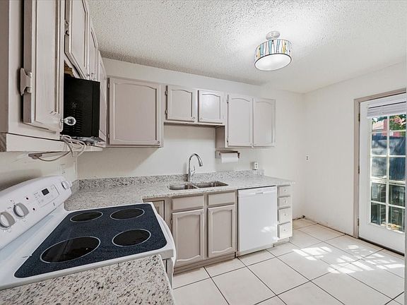 3rd image of 814 Rock Creek Dr