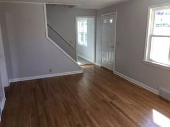 2nd image of 3103 Oakwood St