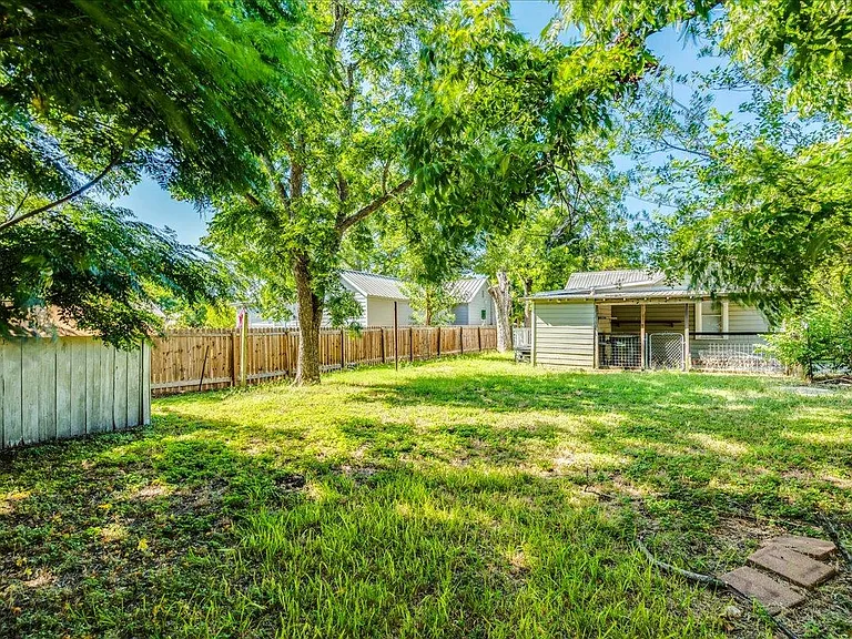 208 W Lockhart St — Photo 20