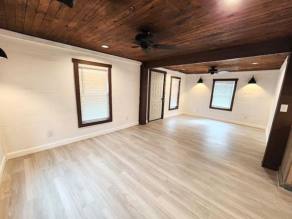 4th image of 219 Eclipse St