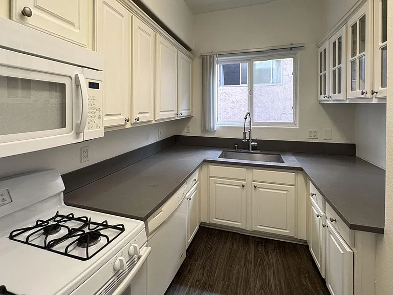 2149 S Bentley Ave #11065 — Photo 4