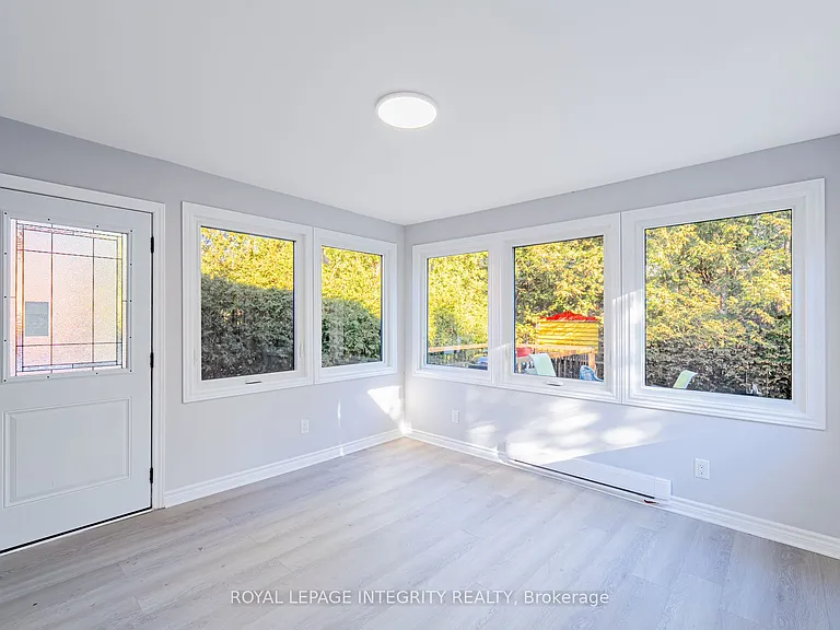 1746 Gage Cres #B — Photo 6