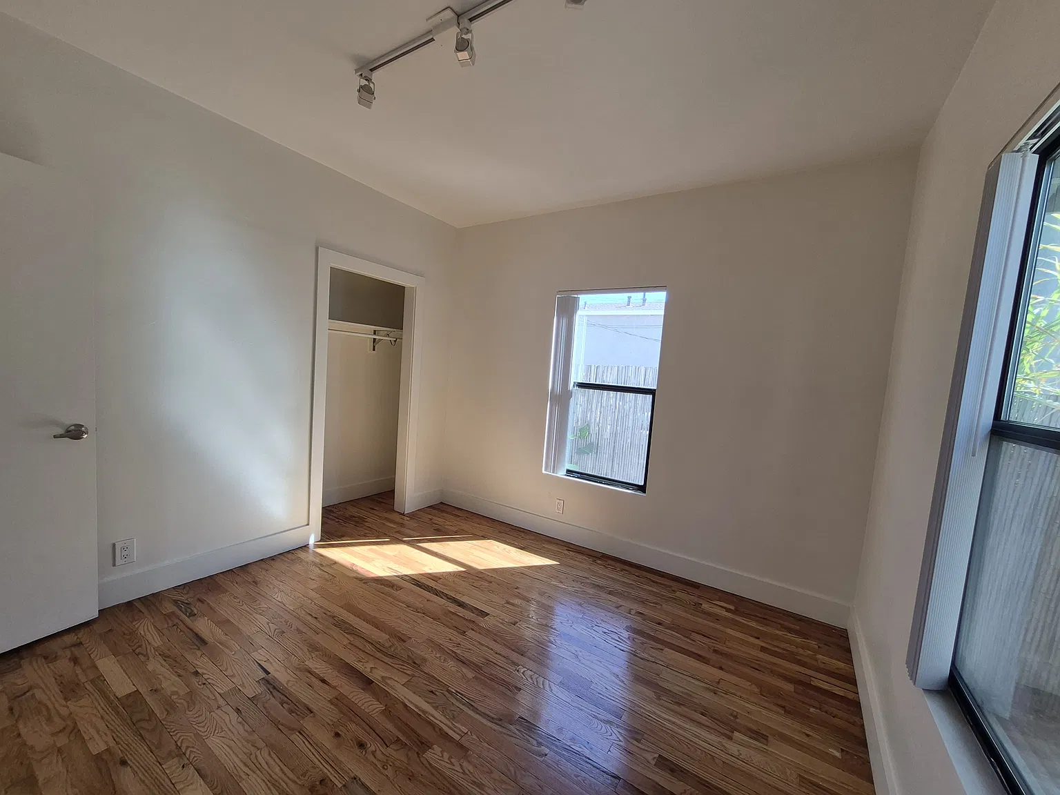 3 bed, 888 sqft, $2,700 — Photo 3
