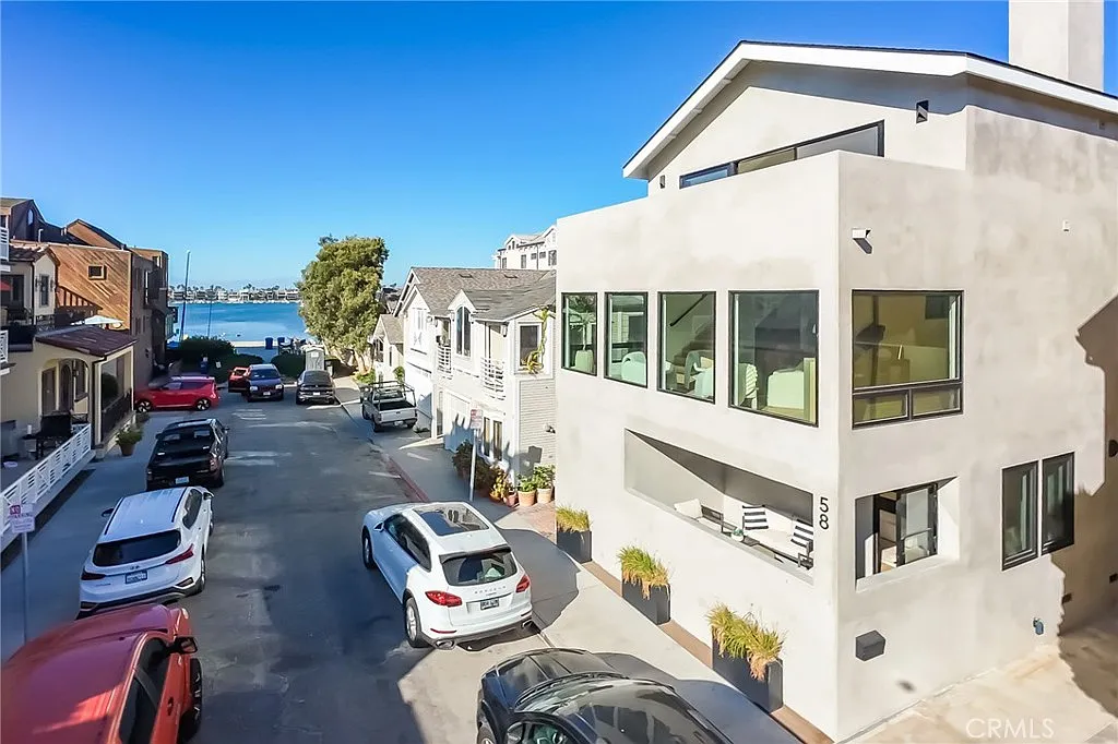 4 bed, 4.5 bath, 3000 sqft, $13,500 — Photo 1