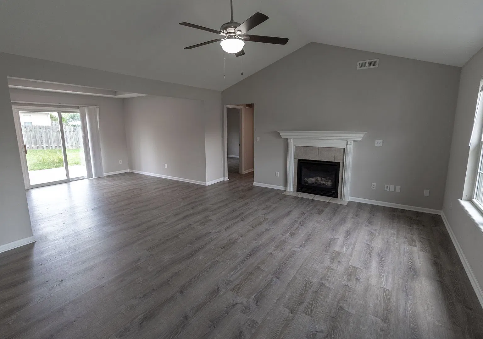 Beautiful 3 bedroom home with fenced yard — Photo 3