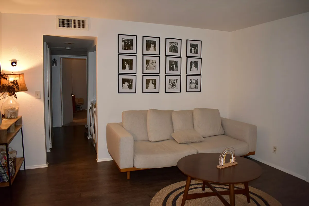 Building Photo - 8565 Independence Ave #4