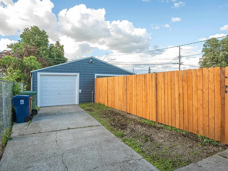 2217 E Longfellow Ave — Photo 18