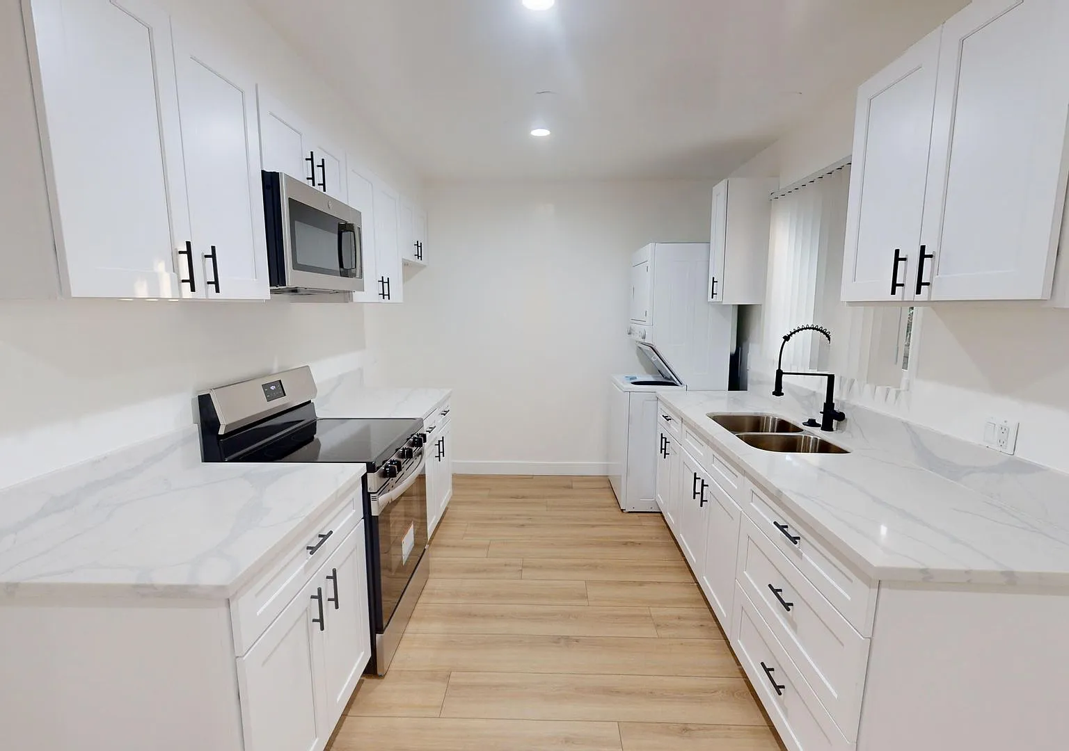 Free Rent Beautiful & Spacious Unit For Rent — Photo 1
