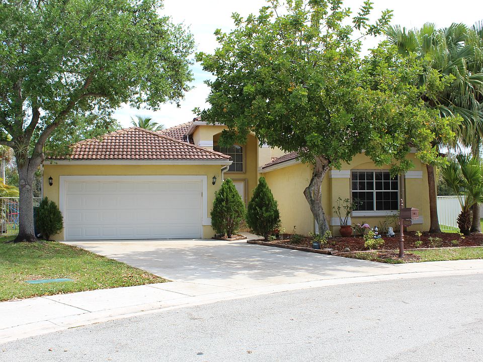 1st image of 305 Lake Crest Ct