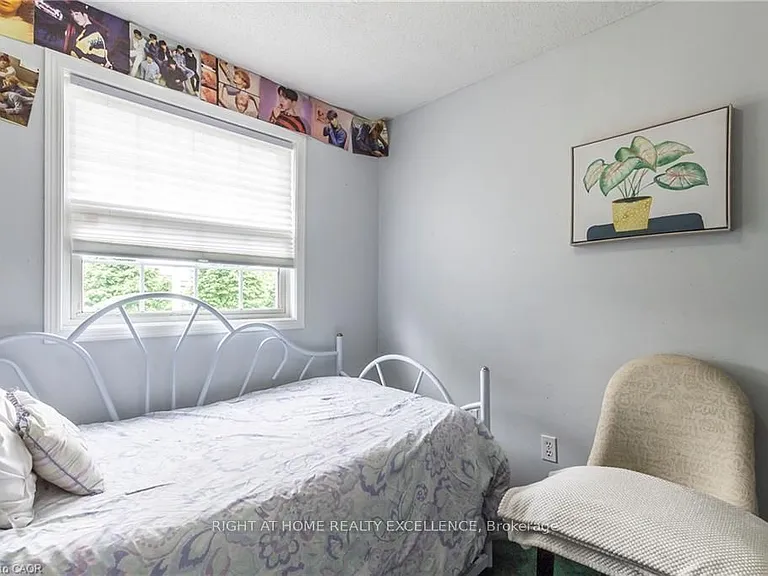 1007 Elgin St N — Photo 16