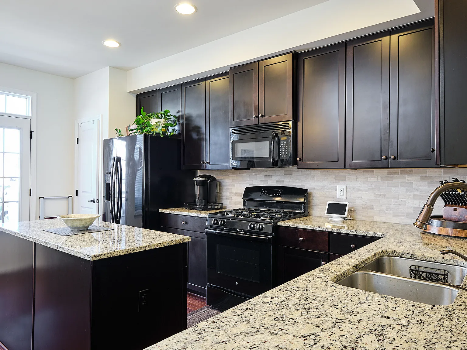 3 bed, 3.5 bath, 1900 sqft, $3,700 — Photo 2