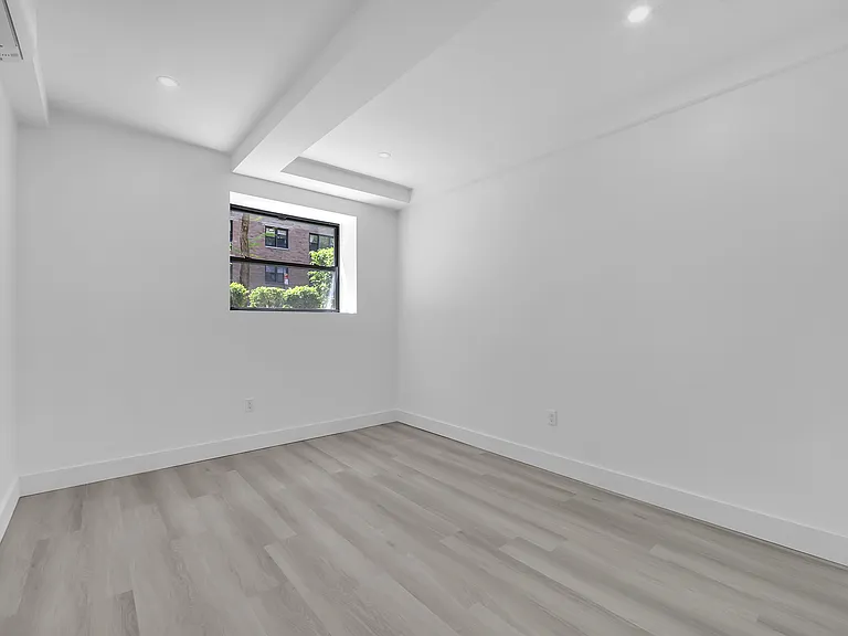 157 E 18th St #L1 — Photo 5