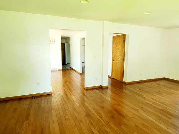 4th image of 922 Edmund Ave