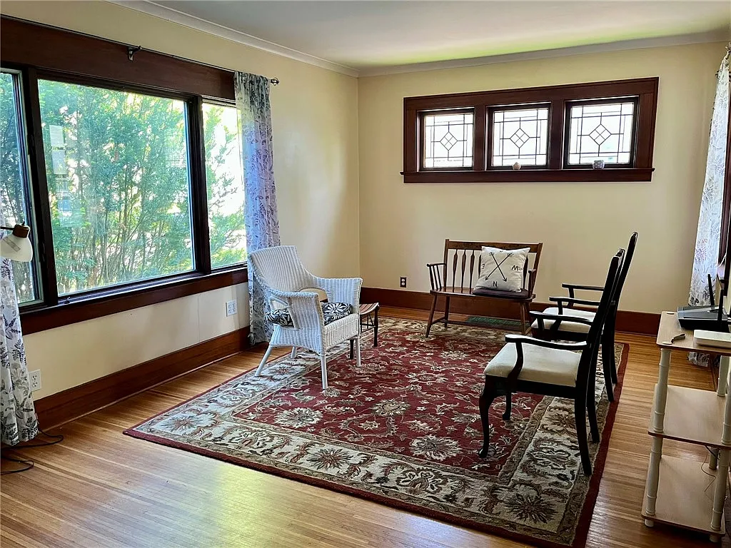 3 bed, 2.0 bath, 1374 sqft, $2,400 — Photo 4