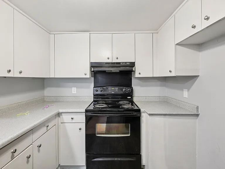Premier Gardens Apartments — Photo 19