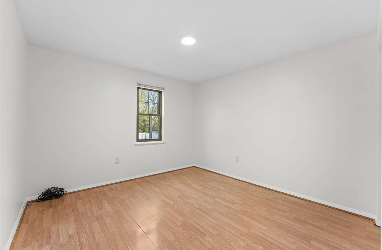 35 Eagle Ave — Photo 3