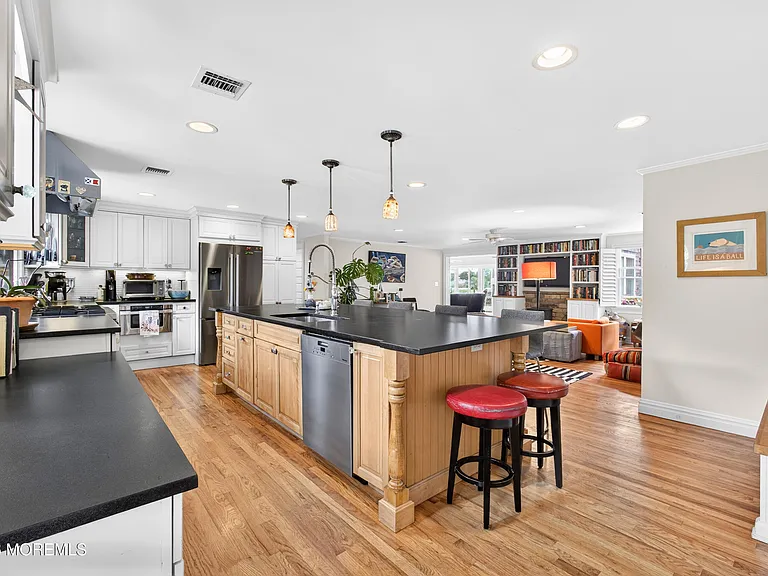 20 Bayonne Ave — Photo 4