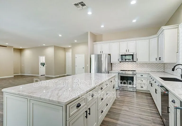 1357 N Drexel — Photo 8