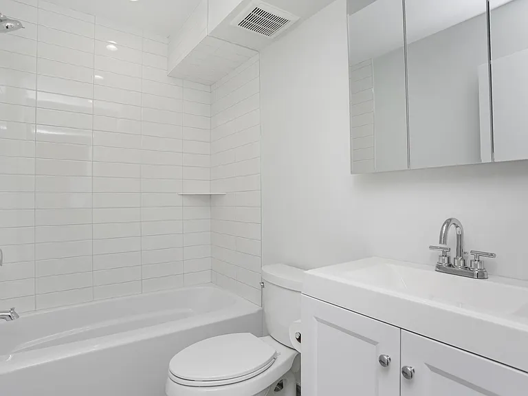 Modern & Sleek Bathroom w/Tub and Shower