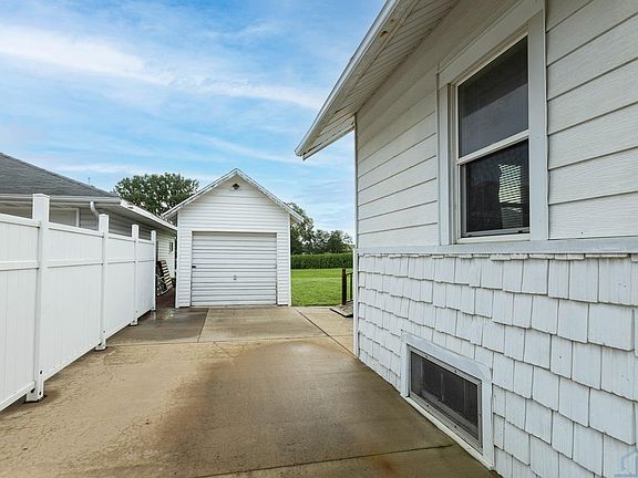 4th image of 210 N 8th St