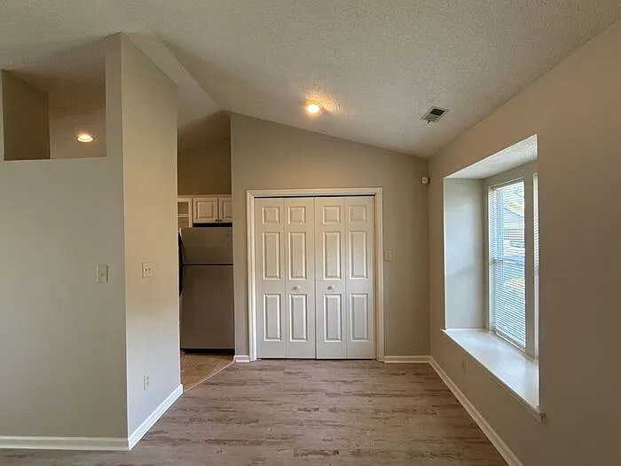 2 bed, 1.0 bath, 864 sqft, $1,600 — Photo 4