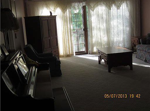 5th image of 812 Maple St