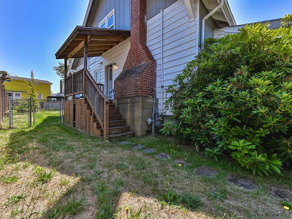 Private entrance with covered deck