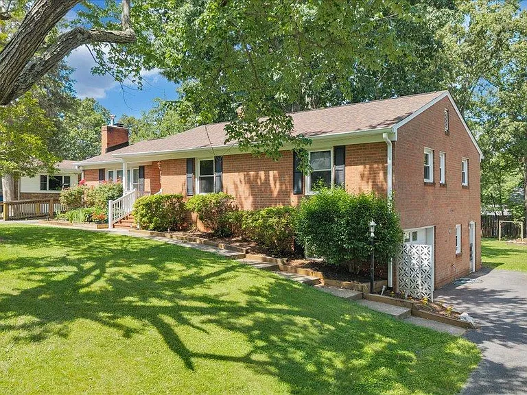 405 Oakland Cir — Photo 32