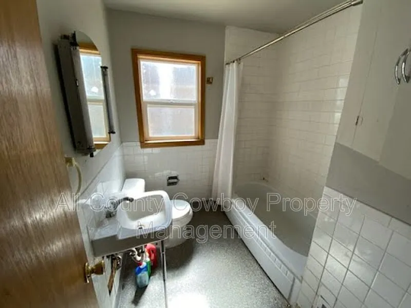 3 bed, 1.0 bath, 1036 sqft, $1,300 — Photo 4