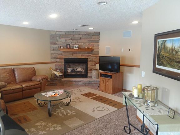 Large family room with Gas Firpalce