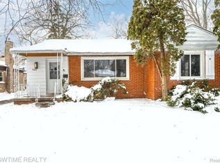 320 Pioneer Dr, Pontiac, MI 48341