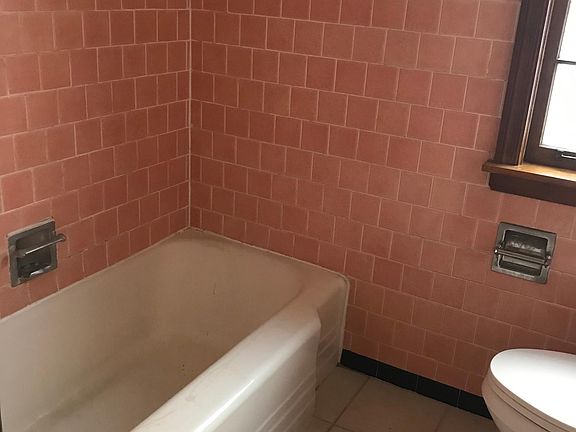 3rd image of 2824 W Farragut Ave