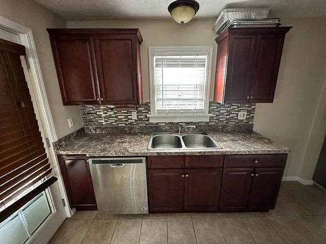 3 bed, 1.5 bath, 1426 sqft, $1,595 — Photo 4