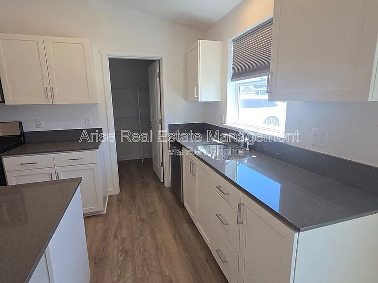 652 NE McCampbell St — Photo 8