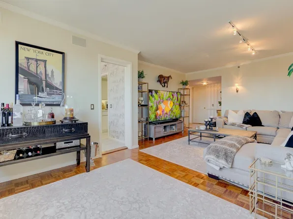 100 Hilton Avenue #901, Garden City, NY 11530