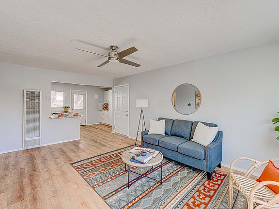 4th image of 1540 Glorieta St NE