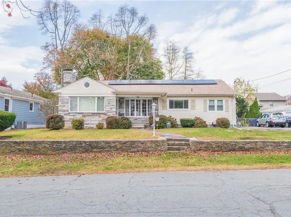 9 Farnum Ave, North Providence, RI 02911