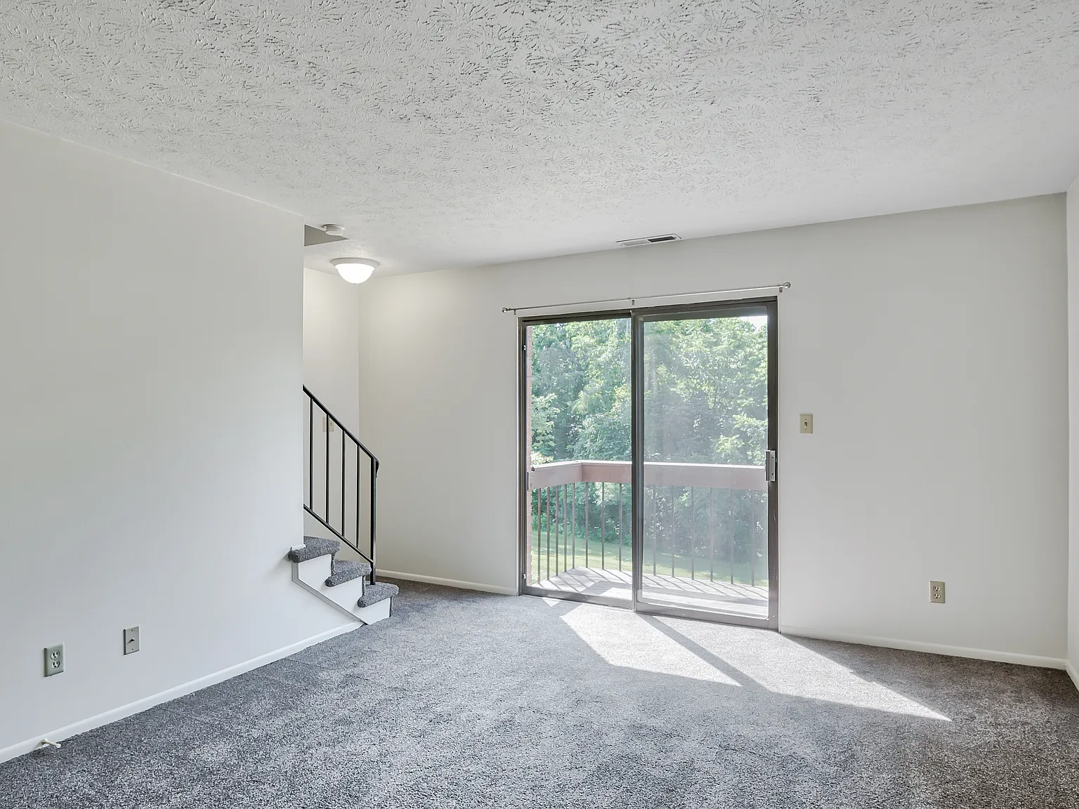 Colonial Terrace and Village Apartments — Photo 4
