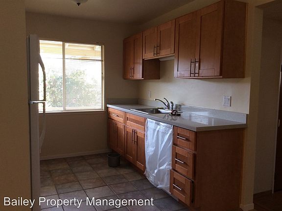4th image of 134 Stockton Ave