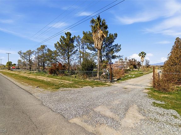 3rd image of 2570 E Kellogg Rd