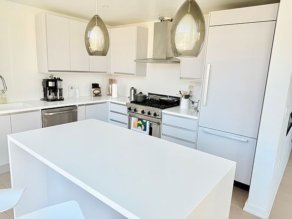 4th image of 207 King St
