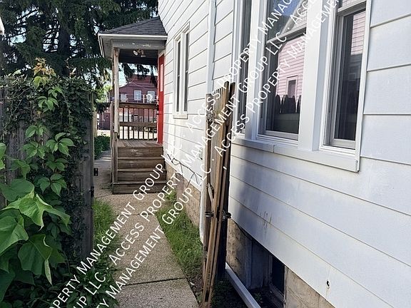 2nd image of 733 Crescent St NE