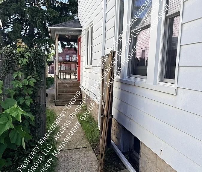 733 Crescent St NE — Photo 2