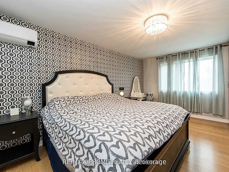 376 Kelly Cres #MAIN — Photo 12