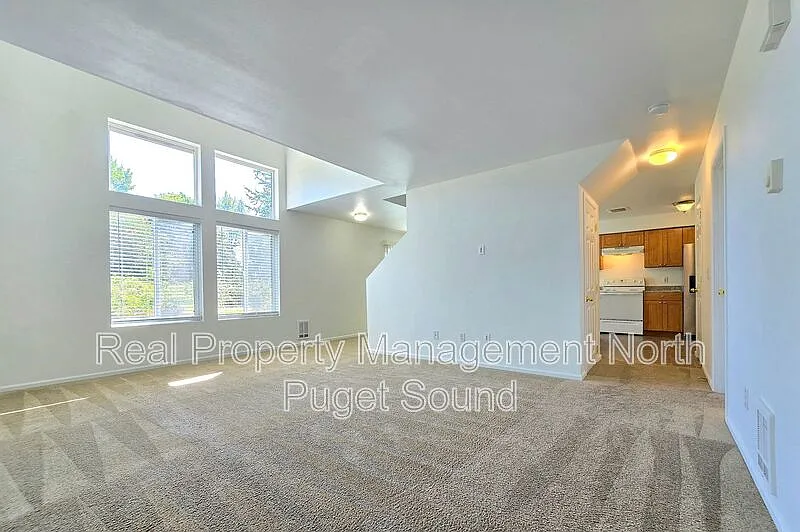 3 bed, 2.5 bath, 1396 sqft, $2,695 — Photo 2