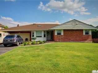 40 Hickory Rd, Manhasset Hills, NY 11040