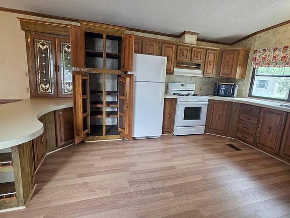 5th image of 1527 W State St Lot 110
