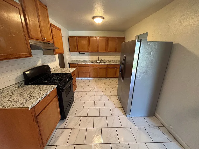 245 E Young Pl — Photo 28