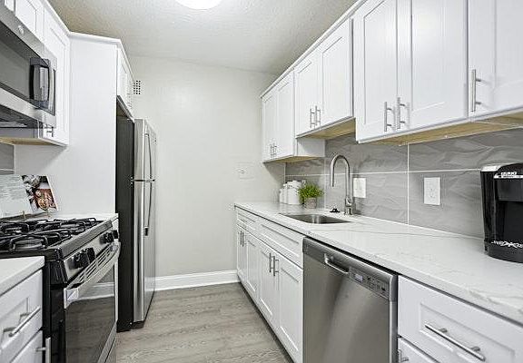 Sleek new kitchens in white with white/grey veined quartz
